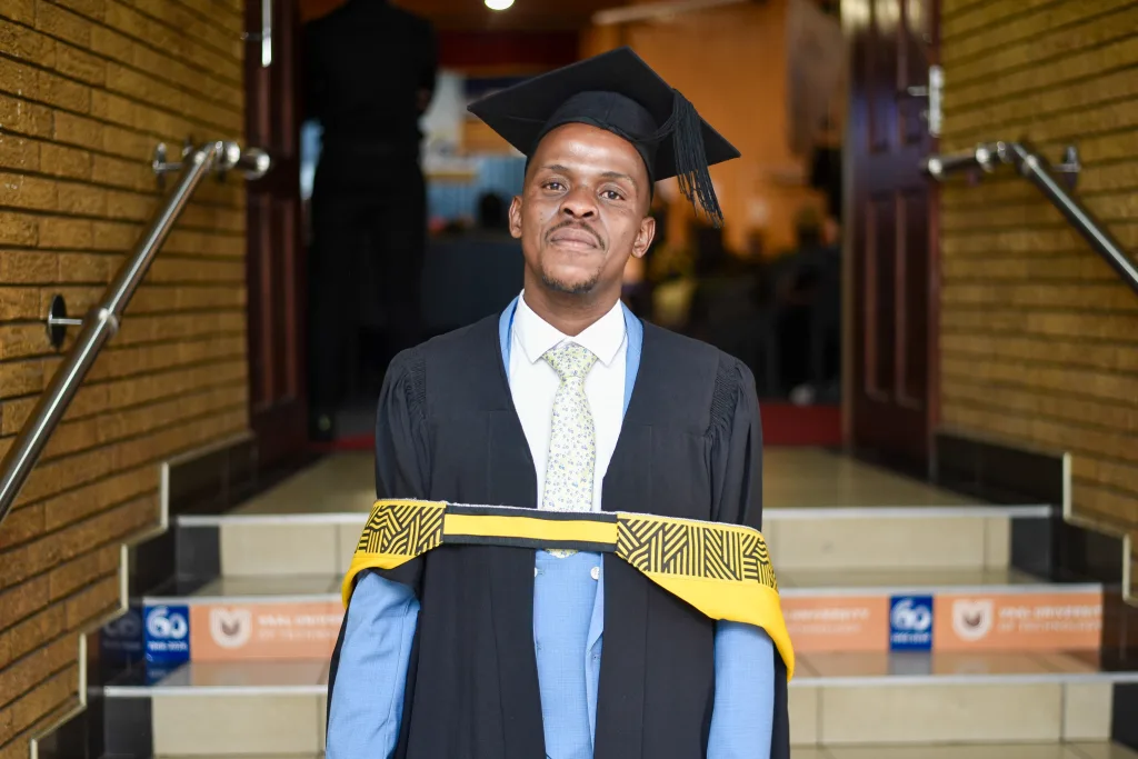 Mabasa Mandla – Vaal University of Technology From late inspiration to cum laude success: Mr Mabaso’s chemistry journey