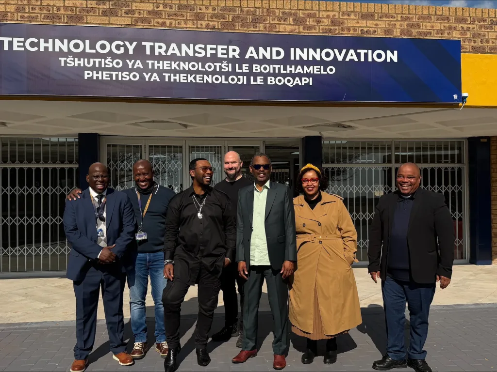 David Tlale ignites conversations on fashion and technology at VUT – Vaal University of Technology Fw: David Tlale ignites conversations on fashion and technology at VUT