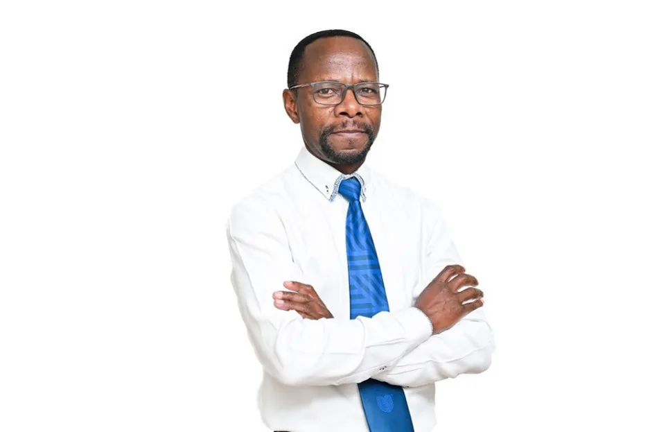 Professional man with glasses in a white shirt and blue tie, arms crossed, looking at the camera.