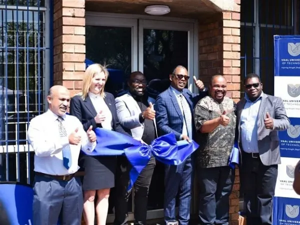 https://www.bizcommunity.com/article/vut-partners-with-standard-bank-to-lead-hydrogen-energy-innovation-398308a
